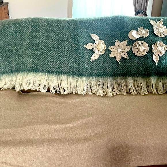 Super soft, beautiful green throw cover! - Picture 2 of 8